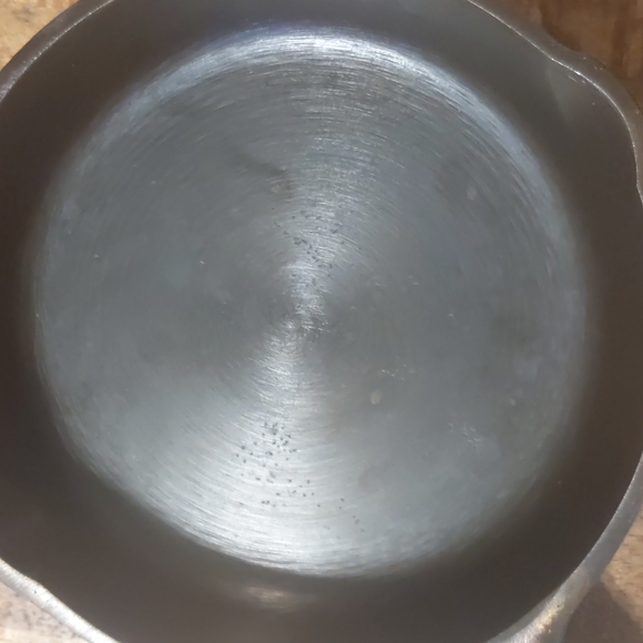 Vintage Unmarked Wagner Cast Iron Skillet, #3 - Picture 3 of 12